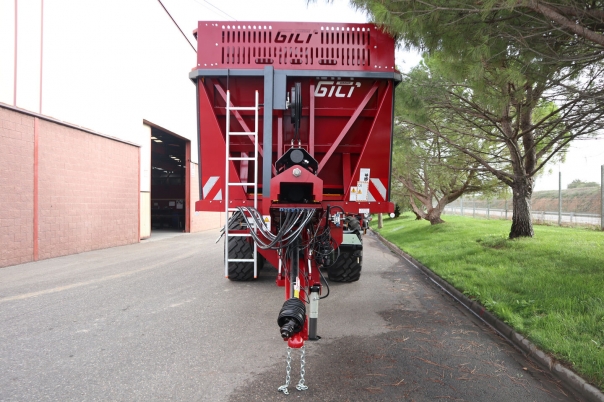 Three-axle spreader Gili