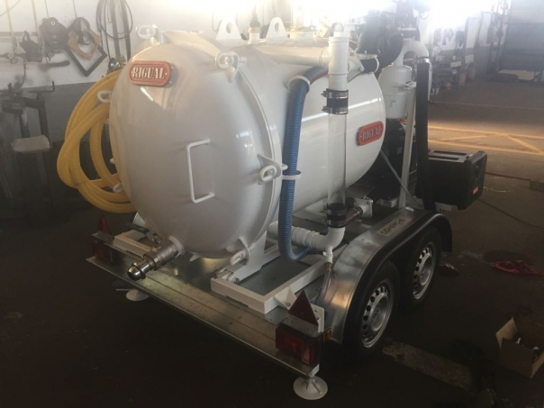 Прицеп-иловоз с вакуумным насосом для сцепки фаркопом Rigual