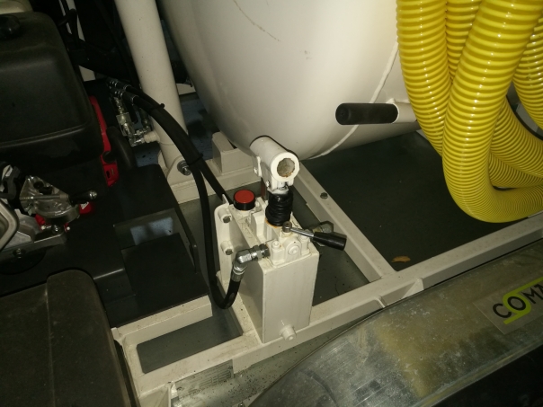 Прицеп-иловоз с вакуумным насосом для сцепки фаркопом Rigual