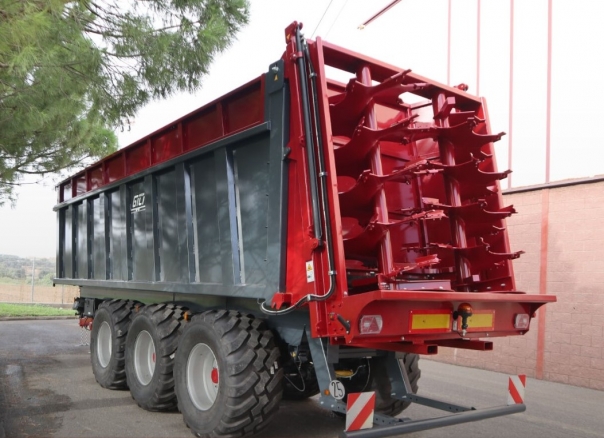 Three-axle spreader Gili