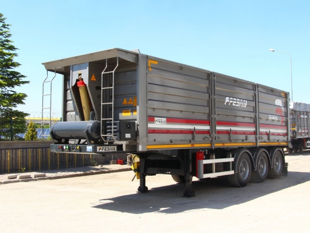 Universal tipper Dangal Fesan