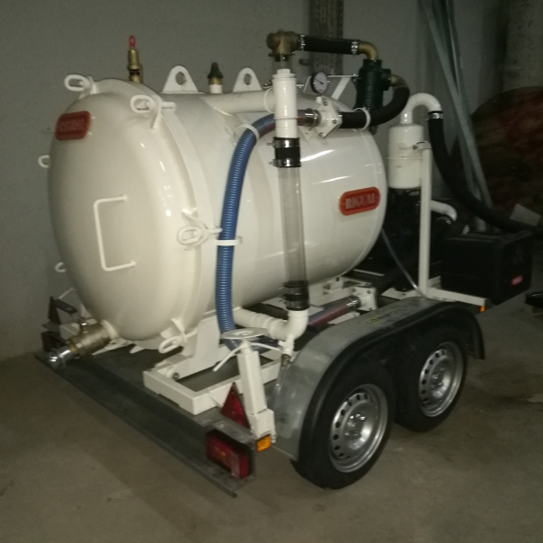 Прицеп-иловоз с вакуумным насосом для сцепки фаркопом Rigual